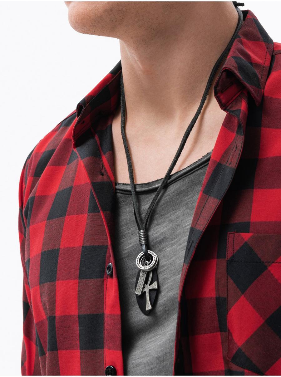 Černo-stříbrný pánský náhrdelník s přívěskem Ombre Clothing