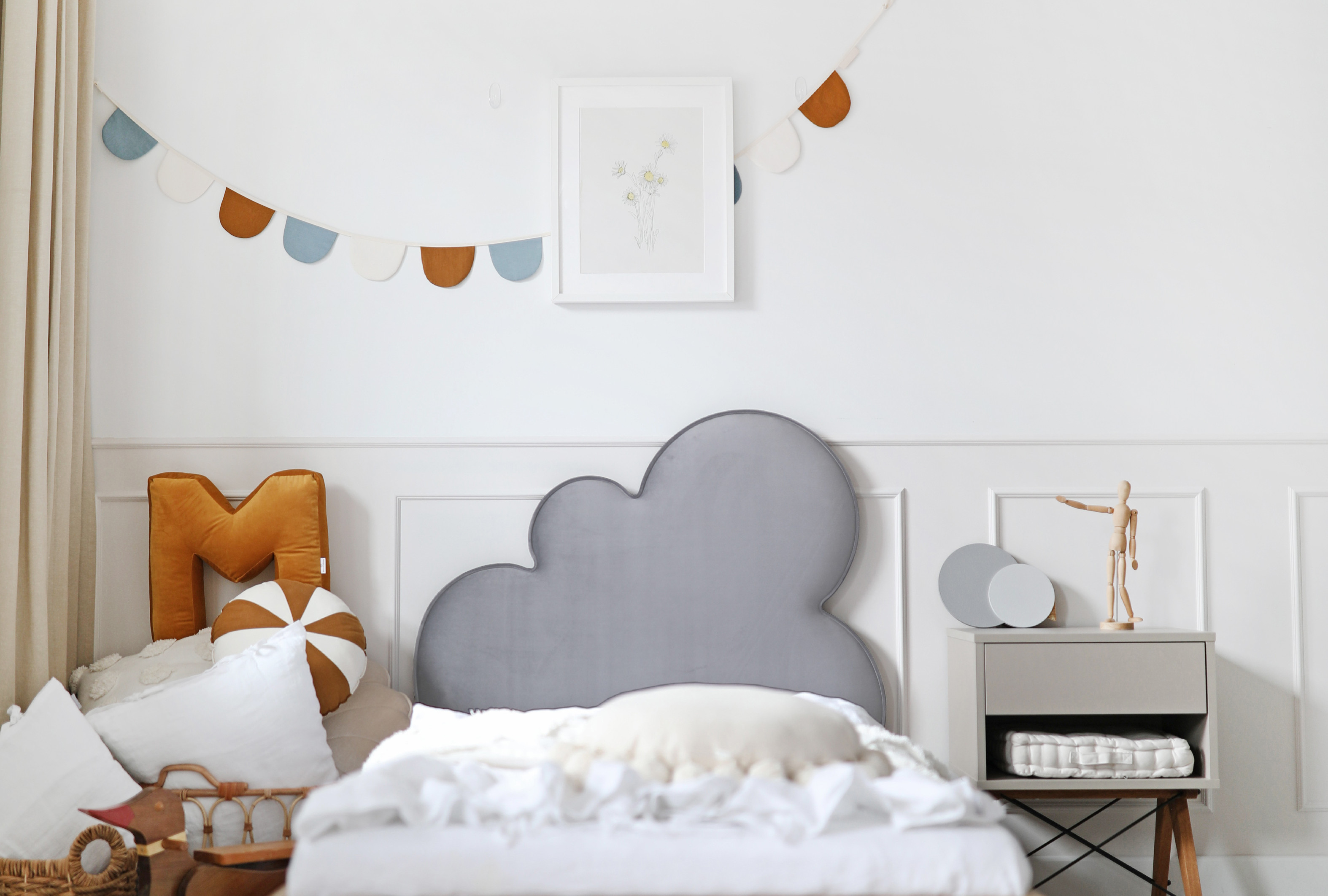 MINKO Čalouněná jednolůžková postel CLOUD do dětského pokoje Zvolte barvu: Krémová, Strana: Vpravo