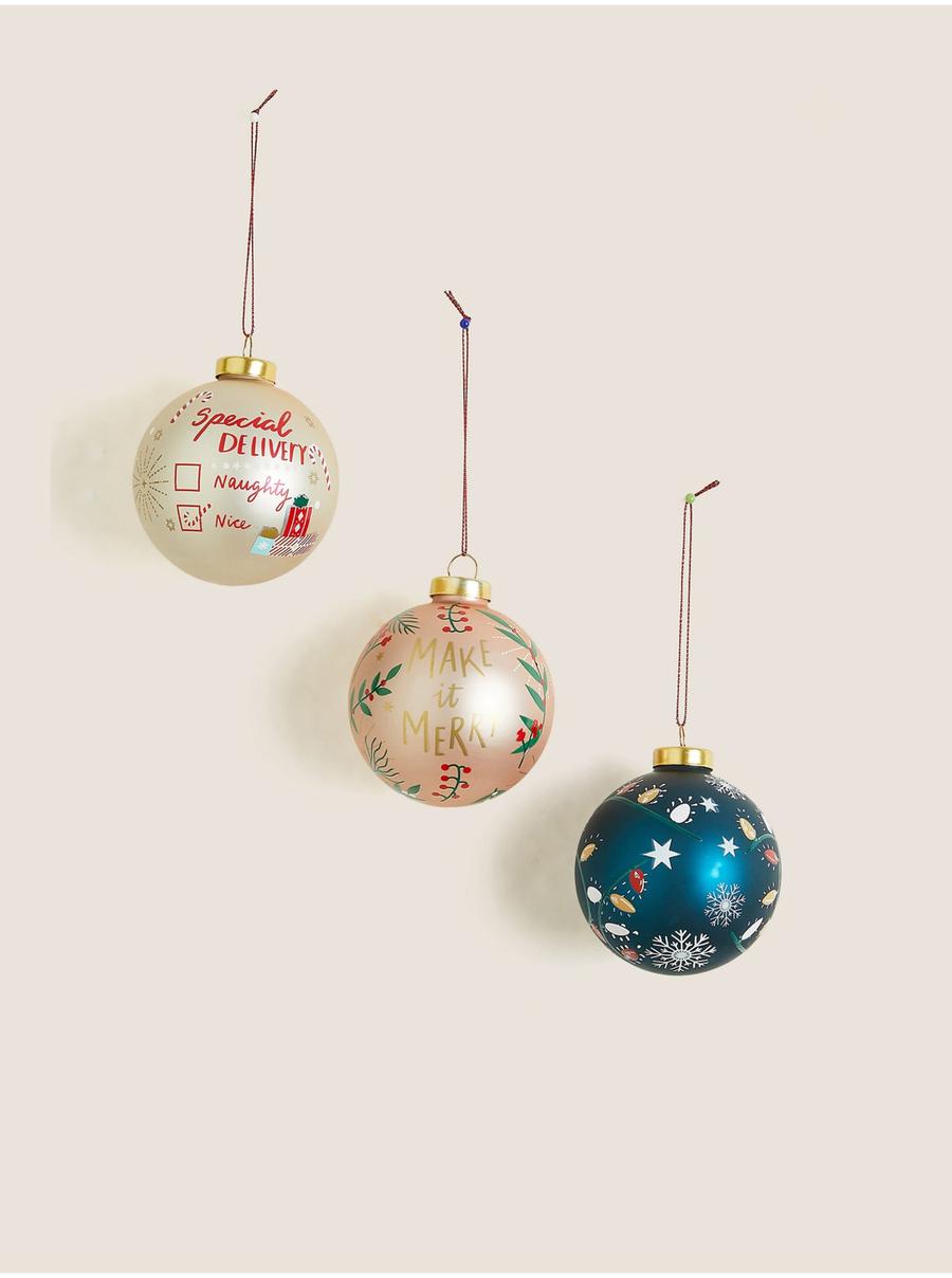 Sada tří barevných vánočních skleněných ozdob Marks & Spencer  „Merry & Bright“