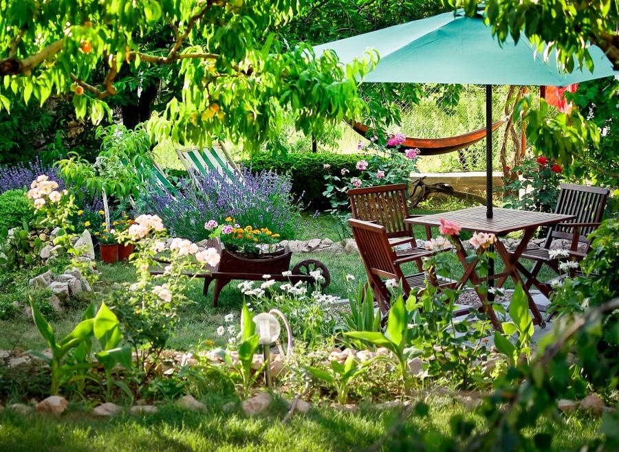 Nejlepší zahradní lehátko, zahradní houpačka a slunečník na zahradu