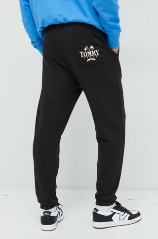 Bavlněné tepláky Tommy Jeans černá barva