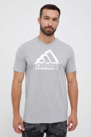 Bavlněné tričko adidas šedá barva, s potiskem