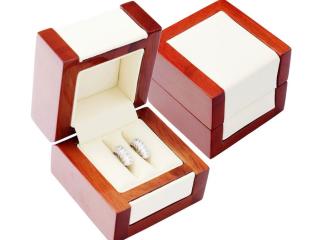 JK Box Světlá dřevěná krabička na prsteny nebo náušnice DN-2/NA/A20
