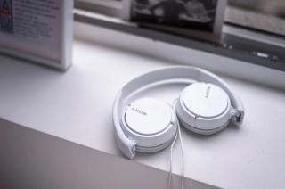 Sony MDR-ZX110APW sluchátka s mikrofonem