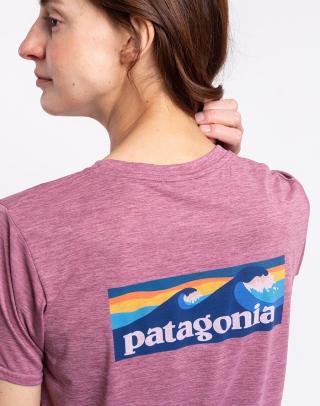 Tričko Patagonia W's Cap Cool Daily Graphic Shirt - Waters Boardshort Logo: Evening Mauve X-Dye