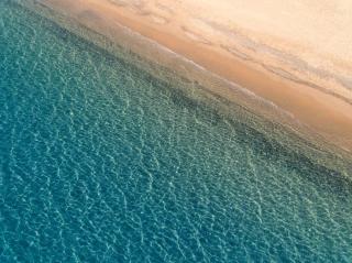 Umělecká fotografie Aarial mediterranean beach, Javier Pardina,