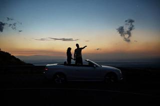 Umělecká fotografie Couple holding hands and looking at sunset, Klaus Vedfelt,