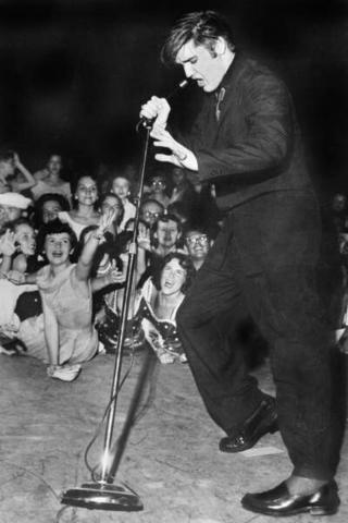 Umělecká fotografie Elvis Presley on Stage in The 50'S,