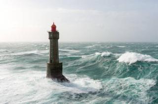 Umělecká fotografie Énorme vague au phare de la, MathieuRivrin,