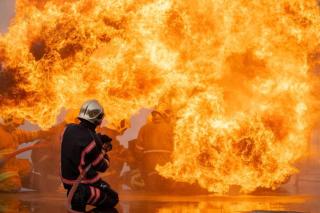 Umělecká fotografie Firemen fighting the fire., athima  tongloom,