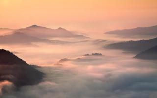 Umělecká fotografie foggy morning in the mountains, fproject - Przemyslaw,