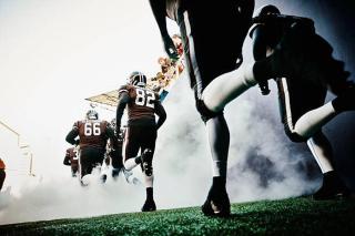 Umělecká fotografie Football team running out of tunnel onto field, Thomas Barwick,