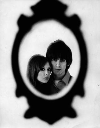 Umělecká fotografie GEORGE HARRISON with wife PATTIE BOYD,