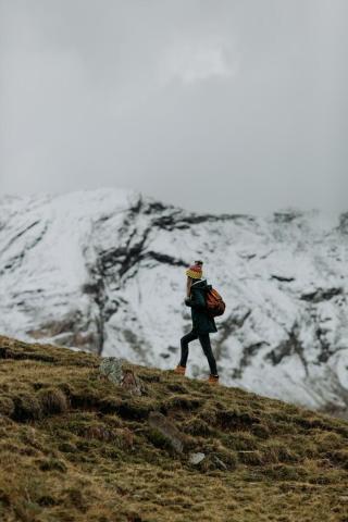 Umělecká fotografie Hiking in winter, Javier Pardina,