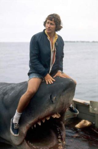 Umělecká fotografie JAWS, 1975 réalisé par STEVEN SPIELBERG Sur le plateau, le réalisateur, Steven Spielberg,