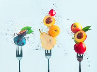 Umělecká fotografie Making fruit salad, Dina Belenko,