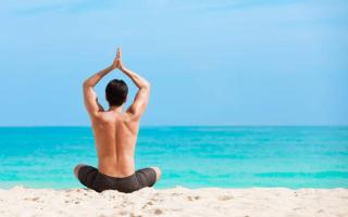 Umělecká fotografie Man meditating on the beach, kieferpix,