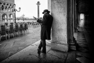 Umělecká fotografie Mister B. still reads newspapers, Roswitha Schleicher-Schwarz,