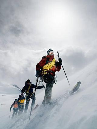 Umělecká fotografie Mountain climbers walking through blizzard, linked, David Trood,