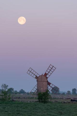 Umělecká fotografie Old Windmill with the moon, Mats Brynolf,