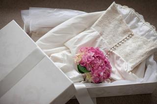 Umělecká fotografie Pink hydrangea on wedding dress  in box, Tom Merton,