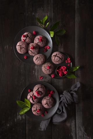 Umělecká fotografie Raspberry chocolate crinkle cookies, Diana Popescu,