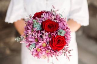 Umělecká fotografie Red roses and pink flowers in a bridal bouquet, Os Tartarouchos,