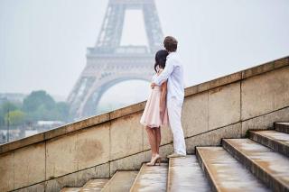 Umělecká fotografie Romantic couple together in Paris, encrier,