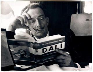 Umělecká fotografie Salvador Dali reading his biography, 6 May, 1959,