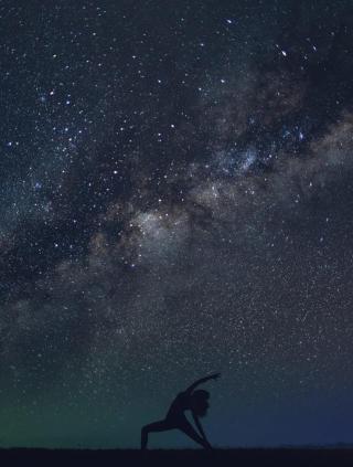 Umělecká fotografie Silhouettes of people training yoga withg the milkyways as background II, Javier Pardina,