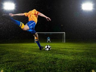 Umělecká fotografie Soccer player about to strike penalty kick, Thomas Barwick,