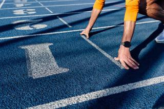 Umělecká fotografie Sportsman at starting line of running track, Westend61,