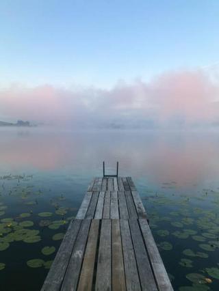 Umělecká fotografie Sunrise at lake Hopfensee with wooden, Carolin Kertscher,