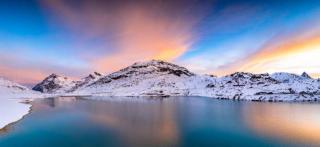 Umělecká fotografie Winter sunrise over the frozen lake, Roberto Moiola / Sysaworld,