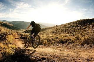 Umělecká fotografie Woman flying on a downhill mountain bike., Daniel Milchev,