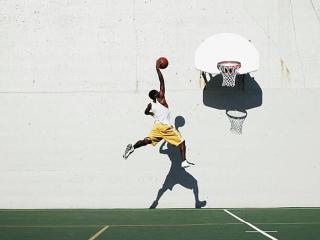 Umělecká fotografie Young man shooting at basketball hoop, Thomas Barwick,